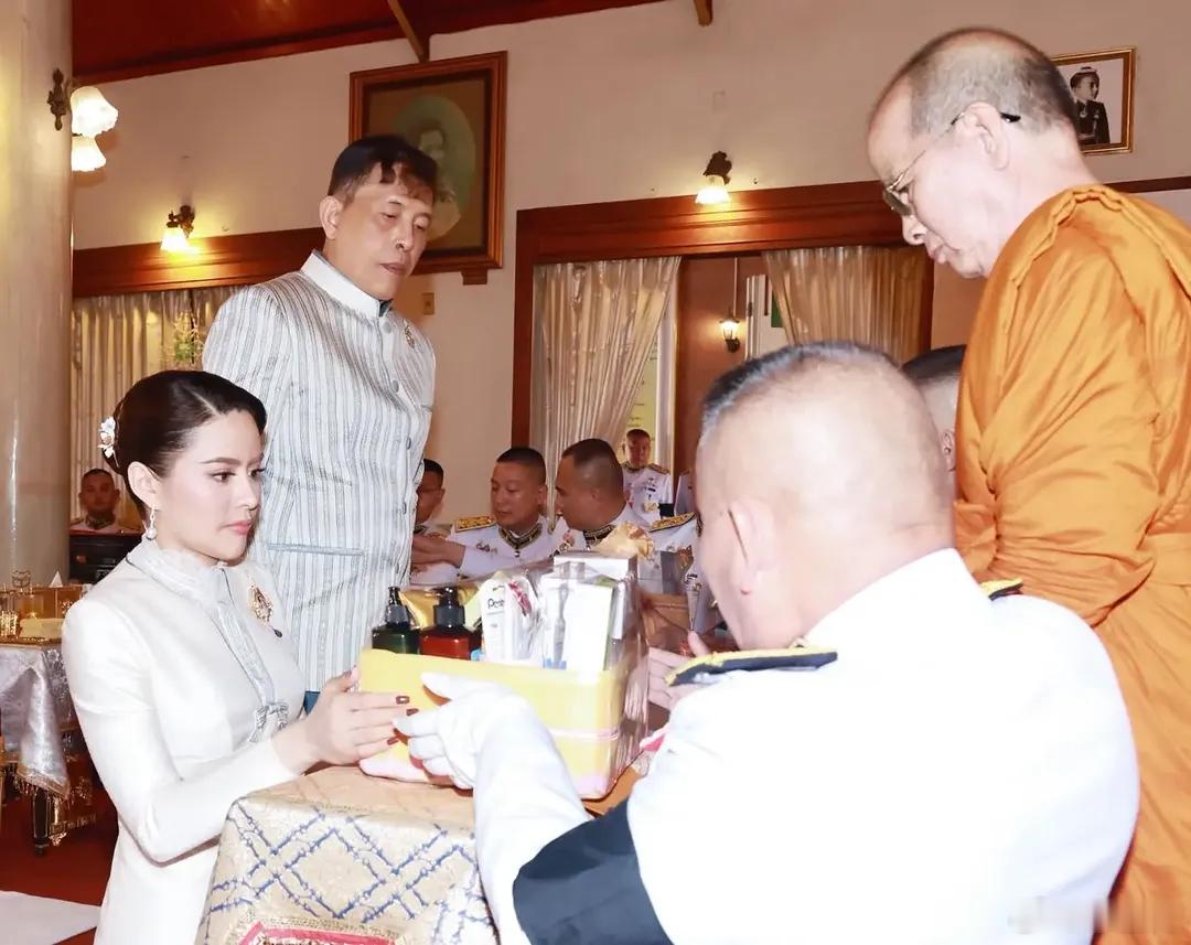 泰国王室🇹🇭9月20日，哇集拉隆功国王和爱妃昭宗奥拉侬为纪念朱拉隆功大帝（