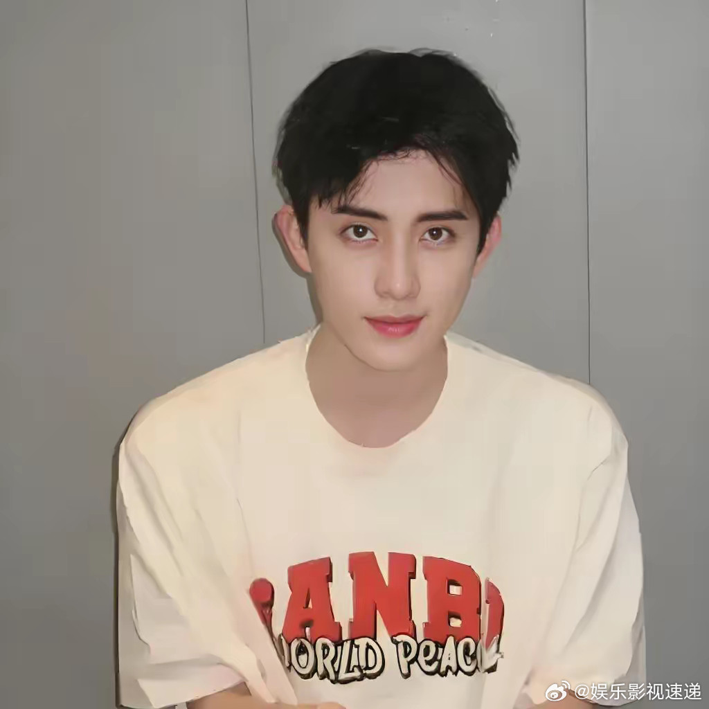敖瑞鹏上热搜了​不是因为演技​也不是因为颜值，而是他简直太直了。​别人都是钢铁直