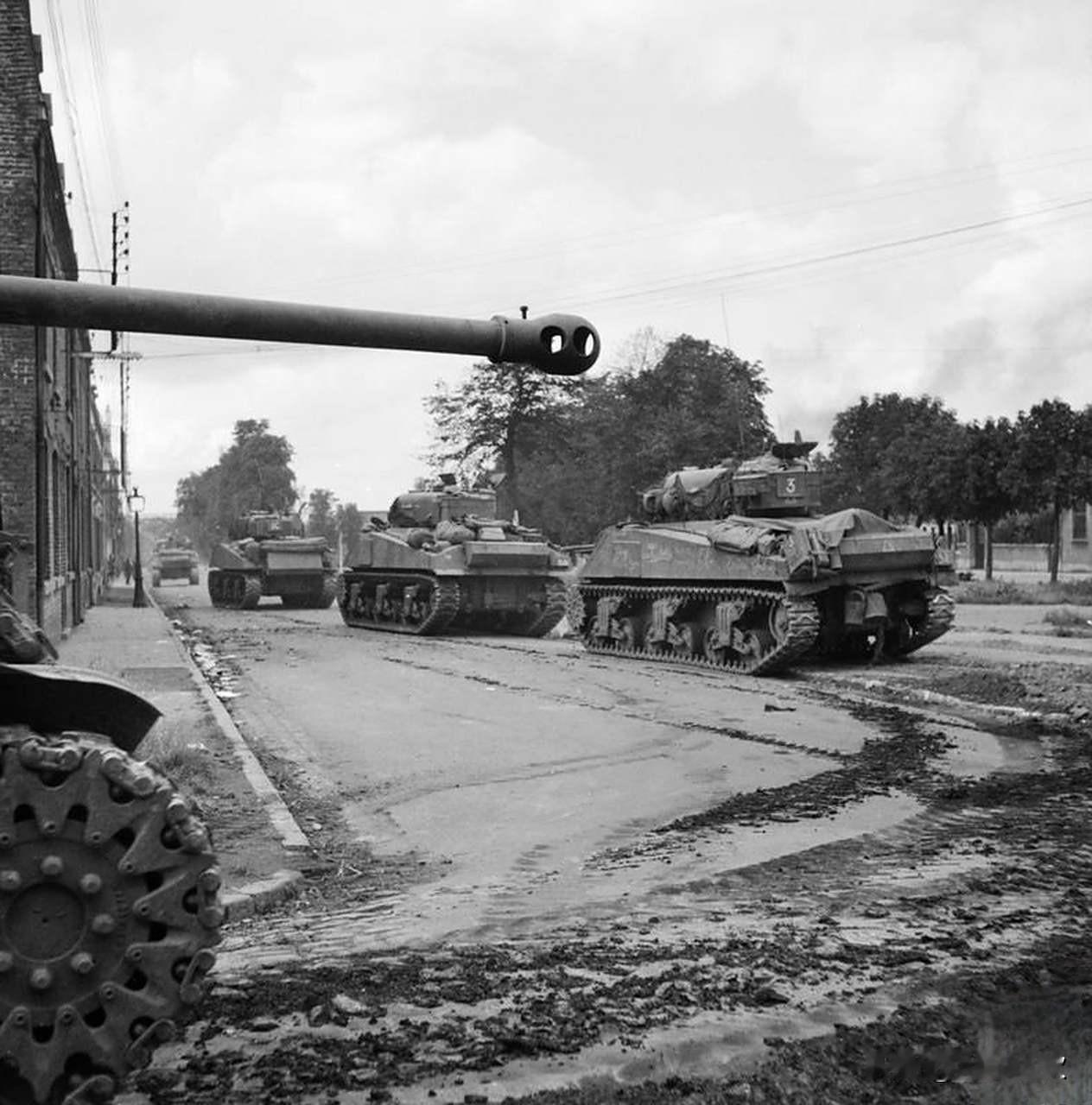 英国将高膛压的反坦克炮——17磅炮安装在坦克炮塔上，势必会带来一些负面影响。坦克