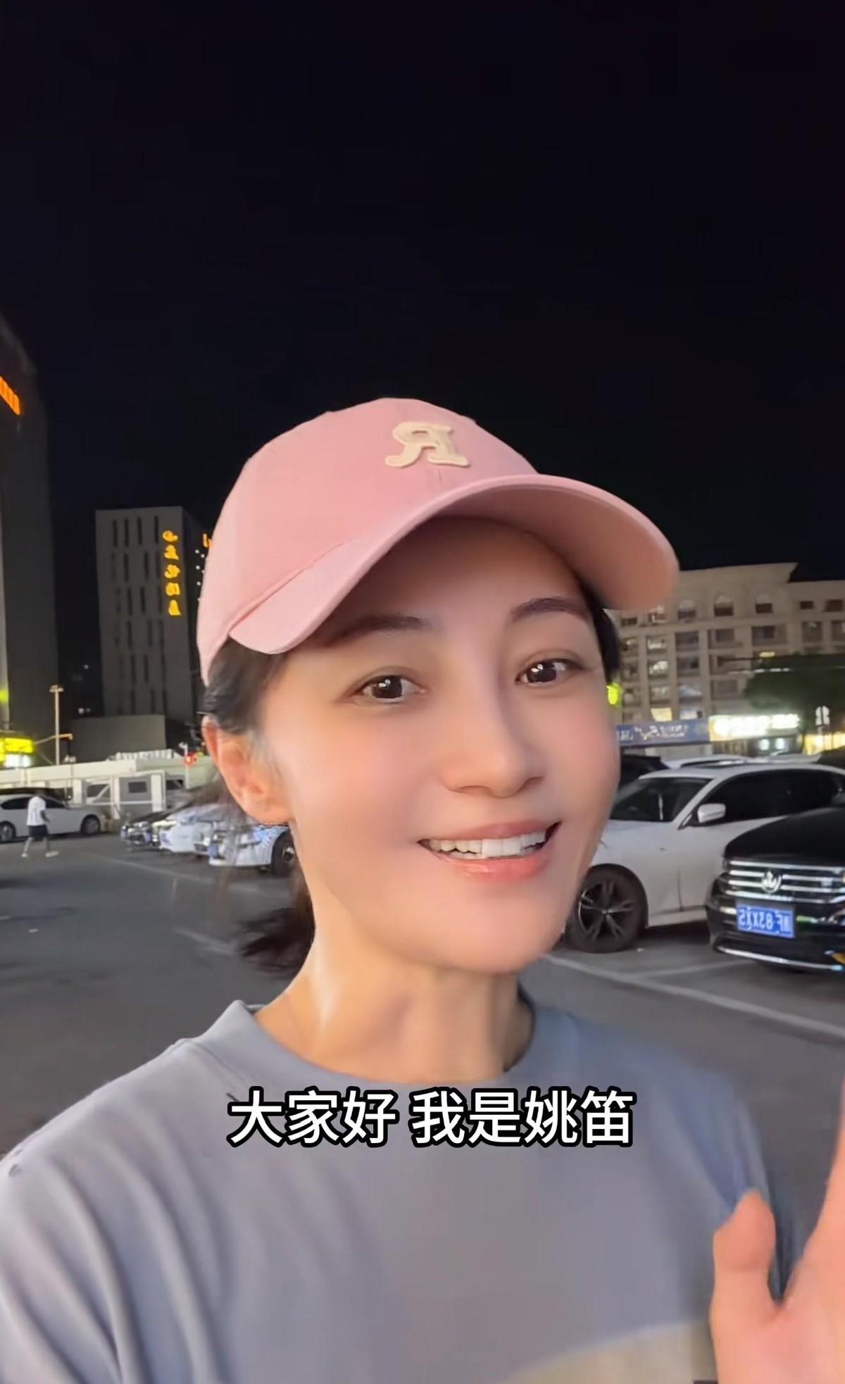 姚笛一个人坐在嘉兴夜市的塑料凳上，44岁，素面朝天，对着啤酒瓶直接吹。那一刻她不