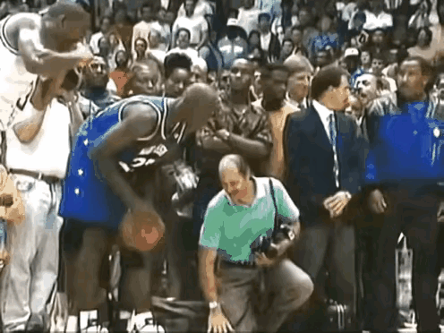 乔丹的这个扣篮估计很多人都没有见过？乔丹单手运球腾空起跳，单手大风车劈扣，动作太