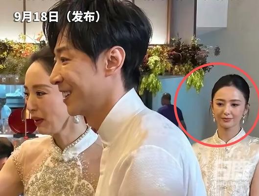 佟丽娅终于亲口回应了董璇婚礼上那个被全网逐帧解读的表情。她说得特实在：站了一天，是真的累了，可能就是