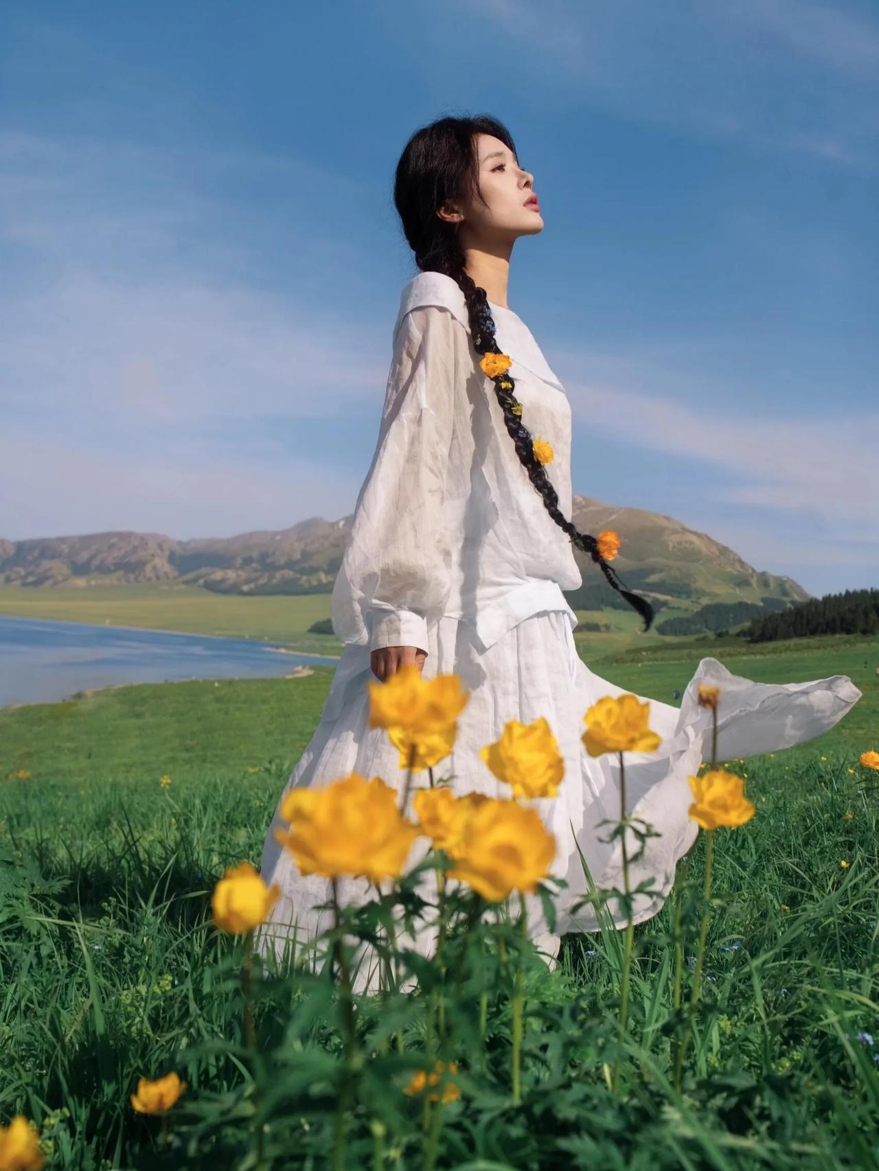 摄影师一般都比较喜欢山海花田这类人像创作，首先是视野开阔，色彩简约。想一下，以广