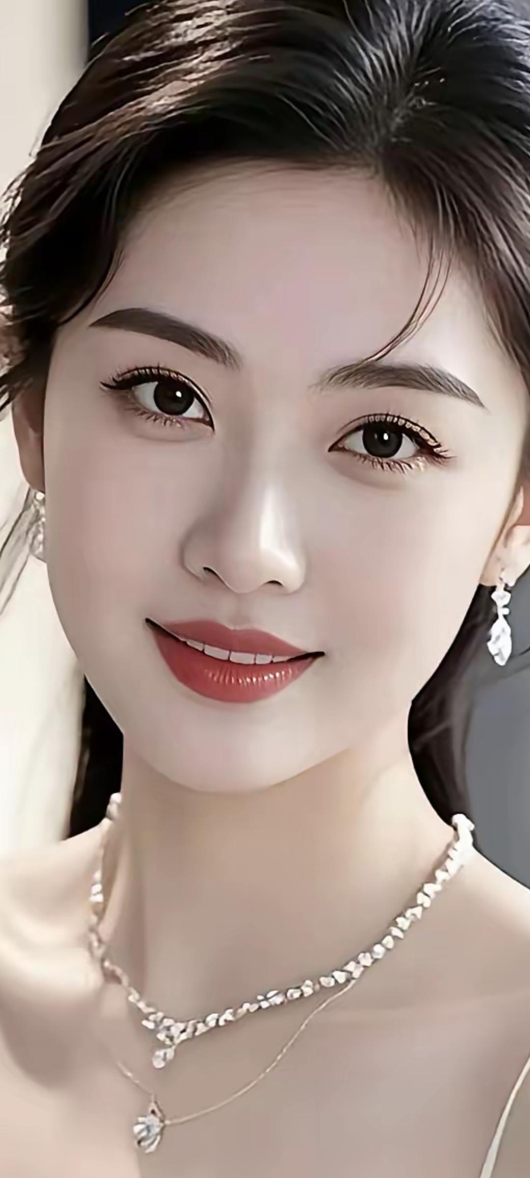 温柔甜美的笑容，精致的妆容和闪亮的项链，完美诠释了优雅与自信。