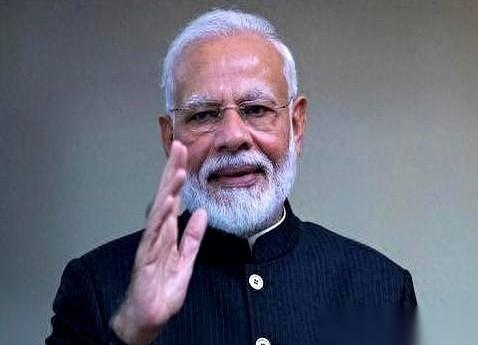 主体育场外面的天桥，开幕前塌了。运动员村里，马桶冲不下去，床单上是狗爪印，地上