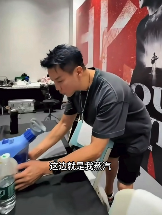 后台直播还专门介绍蒸喉咙设备，大哥真的好认真。这些幕后细节让人看到他对舞台的尊重