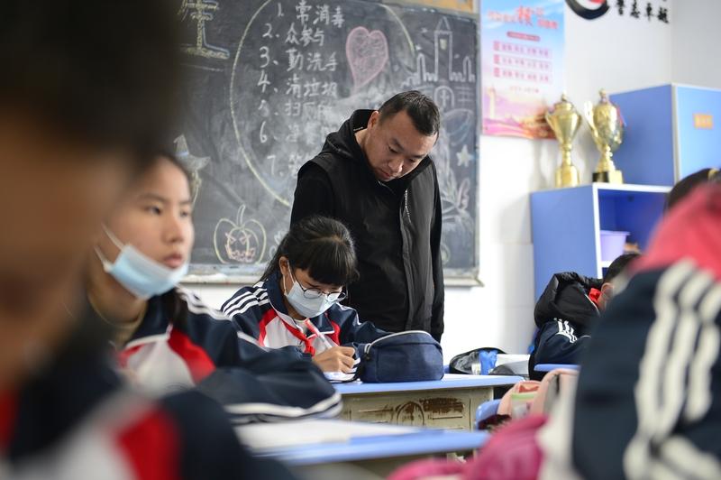 规范办学“后遗症”来了，现在要求学校严格按课程设置进行开课，体育课每天一节，音乐