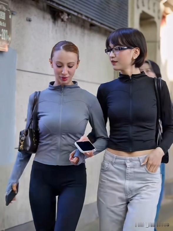 这才是理想中的完美身材！刷到这组街拍，审美神经直接被戳中了，真的太爱这种身