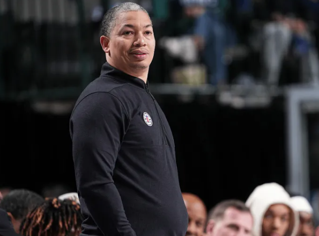 快船今日的首发名单为：哈登、邓恩、伦纳德、巴图姆、大洛。据统计，这是NBA自2