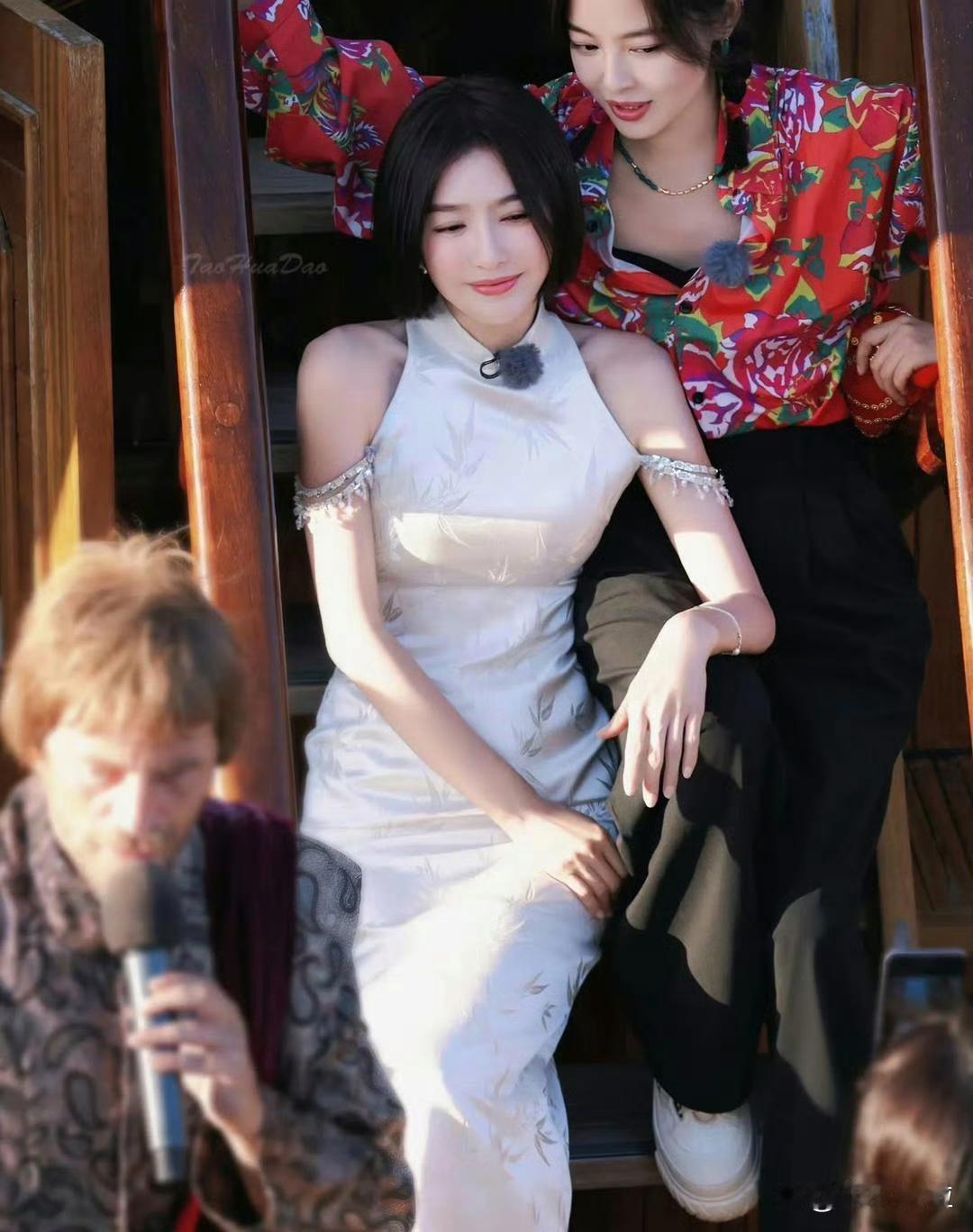 绝了！花儿与少年秦岚和辛芷蕾这张合照直接封神！！！绝美啊！