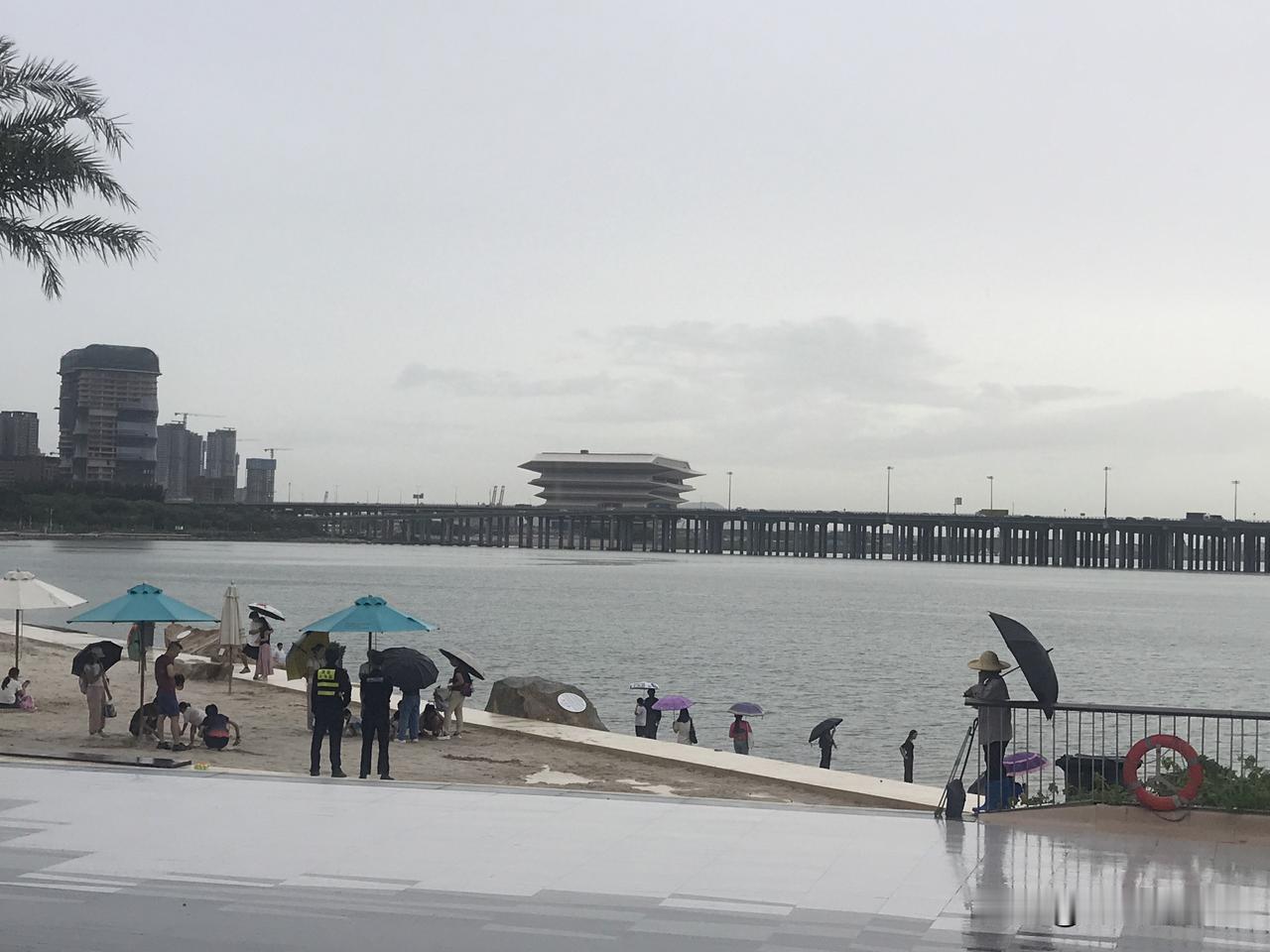 如果有人告诉你，深圳前海石公园的那片漂亮沙滩的沙，与海南三亚的沙是同样的，你会大