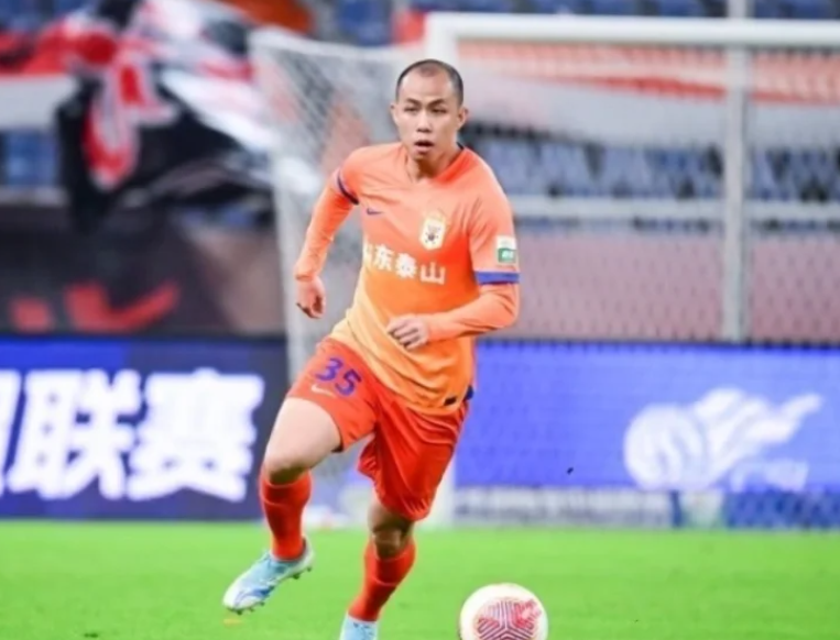 中国队1：0战胜强大的香港队，获得东亚杯季军7月15日下午3时，中国男足迎来