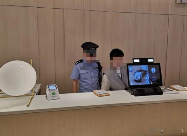 河北石家庄，一女子天塌了，手机里跳出来一个信息：自己的男友在跟别人开房。女子立刻