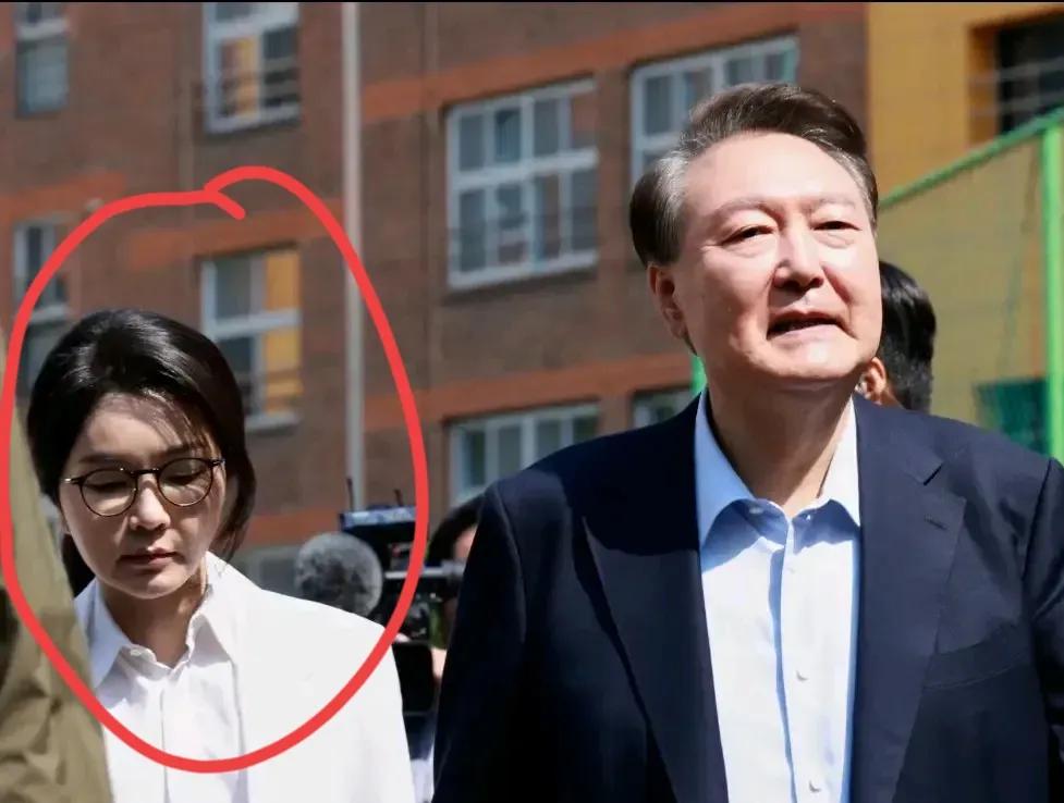 曾经第一夫人金建希，这一次，真的落幕了吧！久久没有露脸的金建希，为了投票也没有