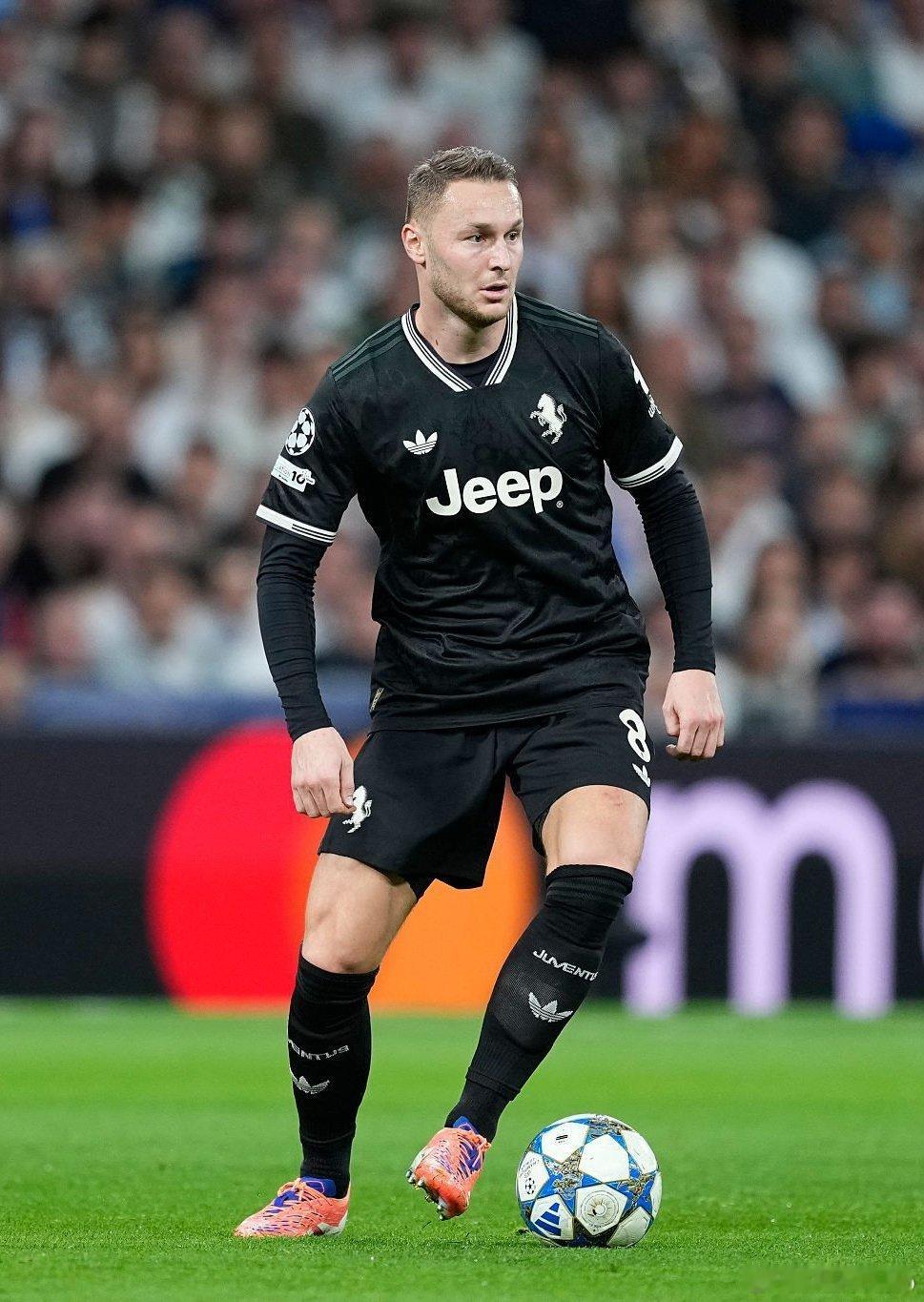 米兰体育报：斯帕莱蒂已经作出决定，将继续让库普梅纳斯担任中后卫。斯帕莱蒂认为，库