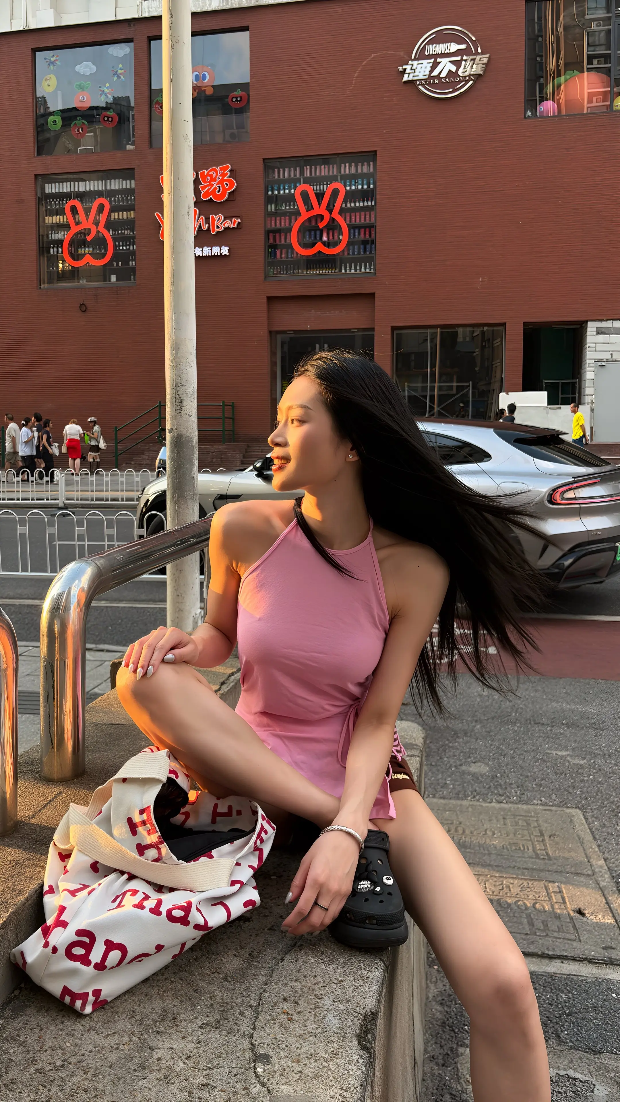 洞洞鞋战士罢了。