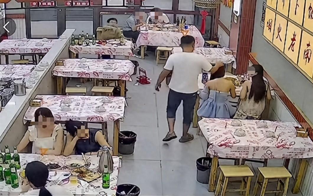 女生饭店吃夜宵，却遭到了邻桌陌生男“摸头”！等女生破口大骂后，对方接下来的举动