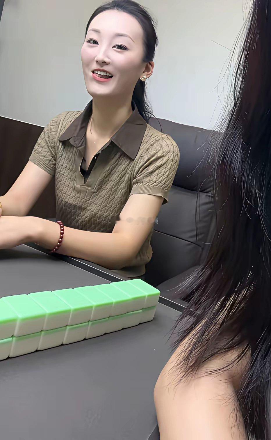 大衣哥前儿媳陈亚楠与朋友打麻将时的一幕，现在是彻底放飞自我了