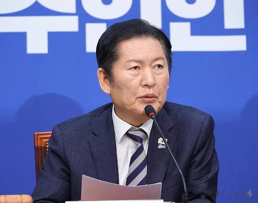 9日，韩国共同民主党党首郑清来就第二轮综合特检候选人审查失误再次公开致歉。他明确