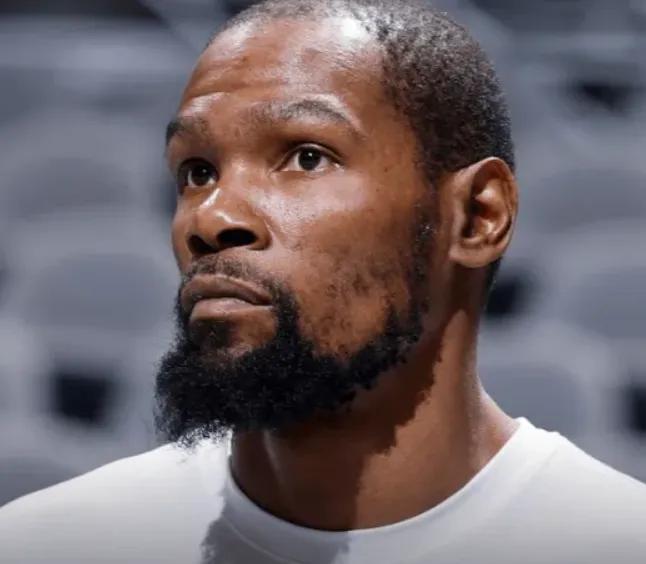 杜兰特被火箭嫌弃的原因找到了，原来竟然是几天不洗澡！近日，杜兰特在参加范弗利