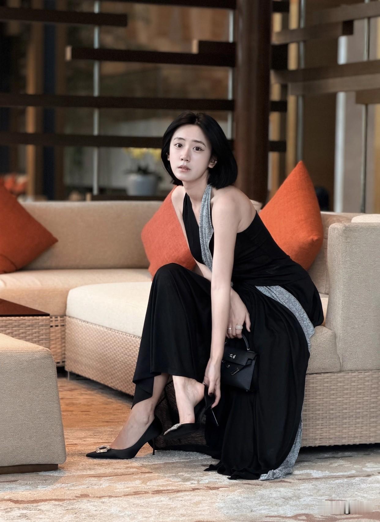 分享女性魅力的高跟鞋身为女性，鞋柜里少不了几款高跟鞋。像韩版时尚中空粗跟高跟鞋，