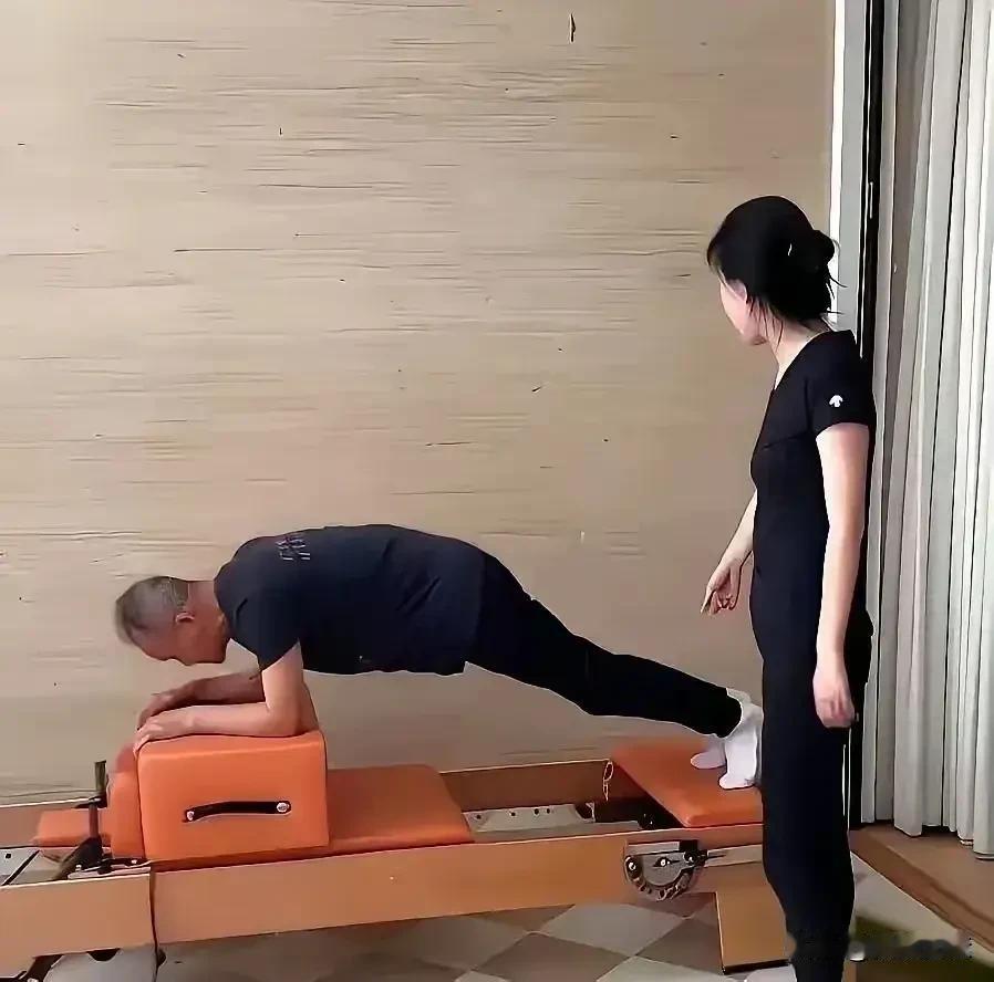 不得不说，七十多岁的万科王石先生，肌肉线条明显，身材匀称，对身材的管理甚至超过了