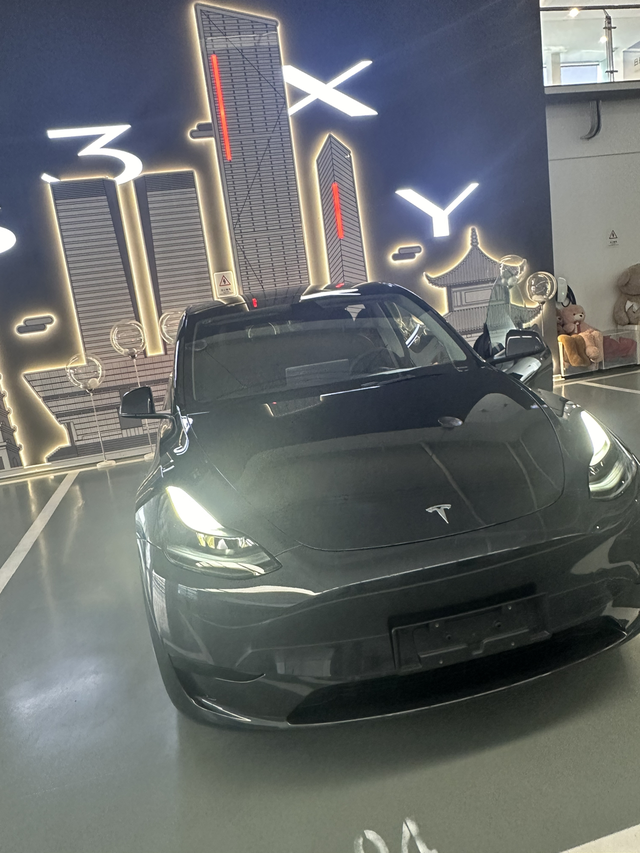 关于特斯拉毛豆y标续，只说缺点一、悬挂太硬了，非常颠簸，坑洼路面毫无舒适性可言