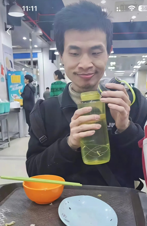 我同学是北大的常在食堂碰见韦东奕啃馒头他说网上那些孤僻传言太离谱