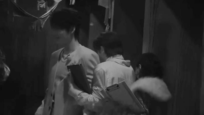 丁程鑫抱着周柯宇喊妈妈丁程鑫抱紧周柯宇喊妈妈开始推理吧你们觉得黑暗密闭的密室环