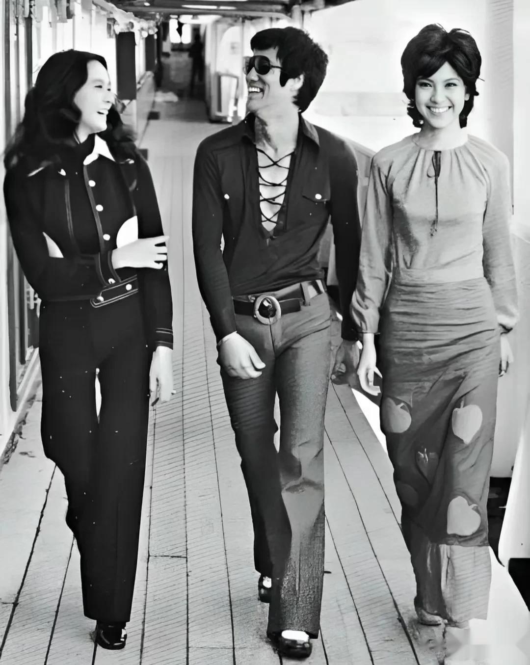 李小龙旧照，他身边的两位女子是谁，太有气质了！