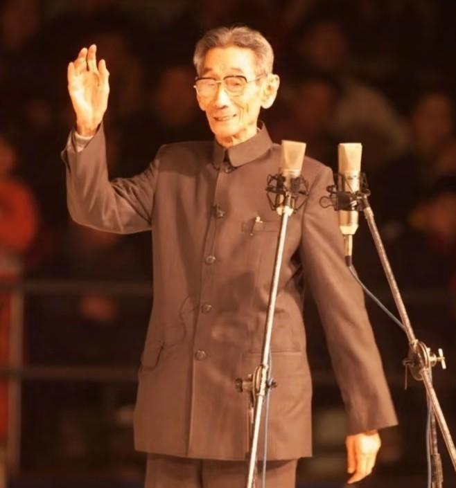如果问，谁能代表天津的相声文化，公认的只有马三立可以。郭德纲能代表近二十年的相
