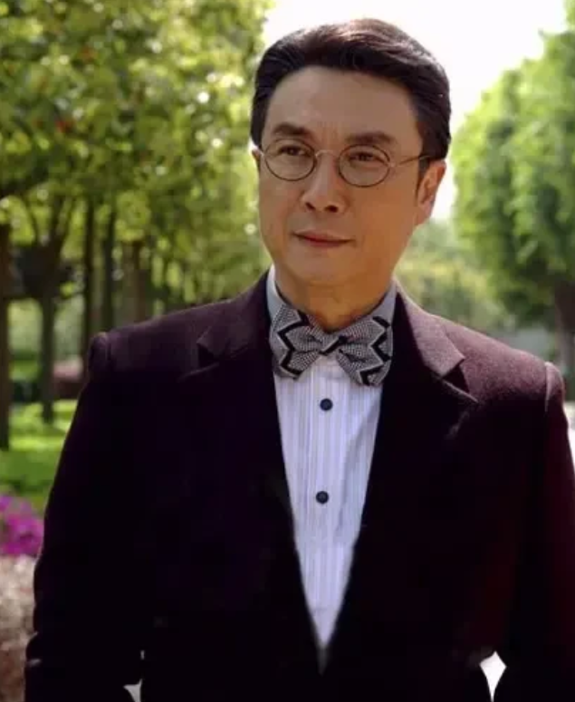 <em>刘松仁</em>说:“我妈跟其他人的妈妈不一样。主持人好奇:“有什么的不一样？<em>刘松仁</em>说