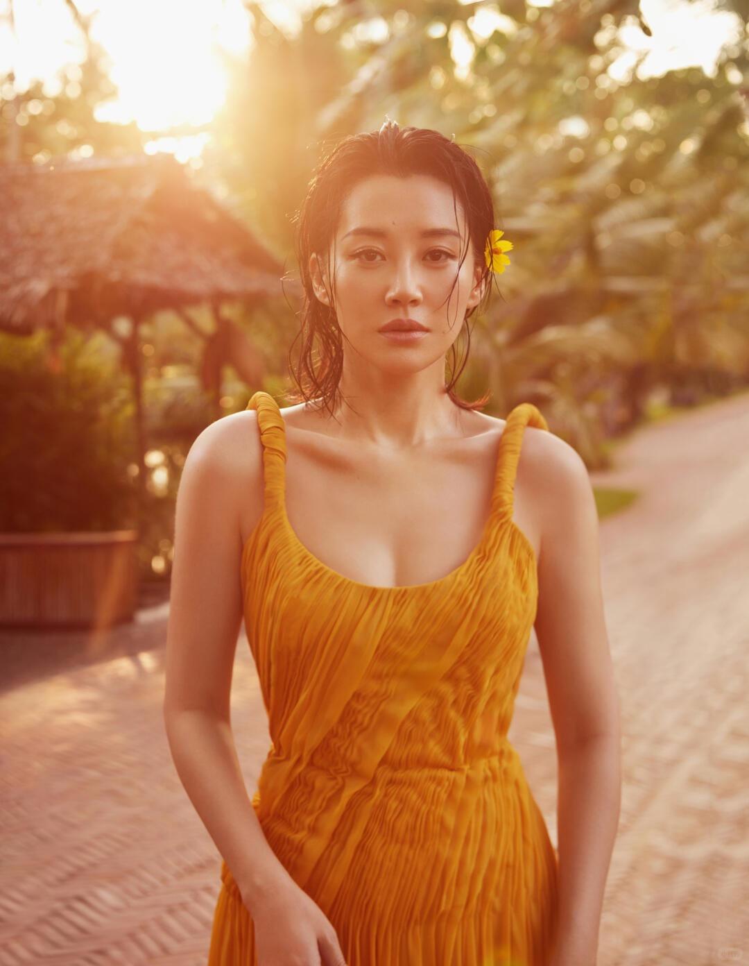 56岁许晴路透登上热搜，完全看不出真实年纪。体态舒展灵动，眼神依旧保有灵气。好