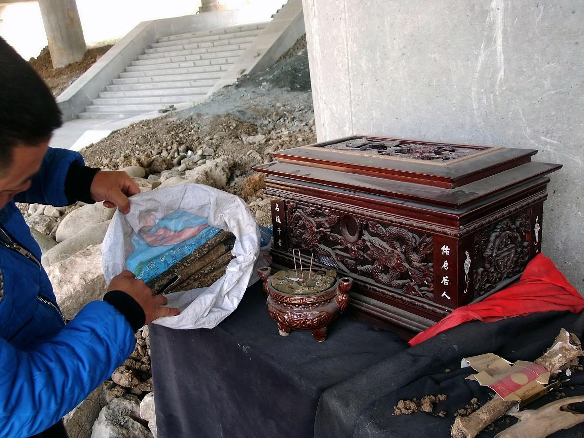 一位火葬场工作人员曾说：“人死后，一是要火化，二是火化后，不要领取骨灰，让火葬厂