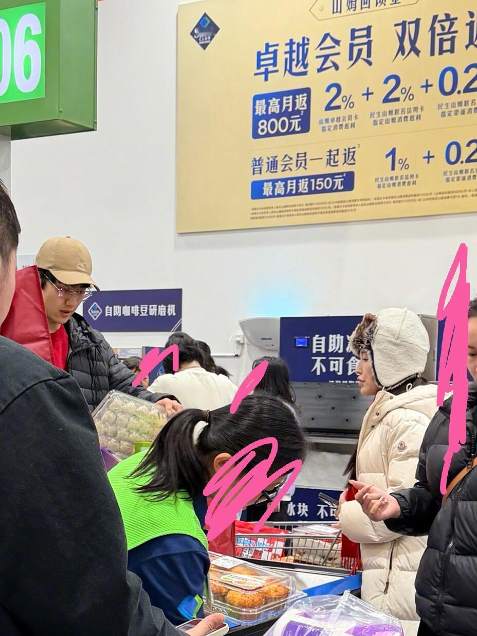 金莎孙丞潇逛超市偶遇到金莎孙丞潇一起逛超市！两个人还是那么甜蜜，之前说孙丞潇的