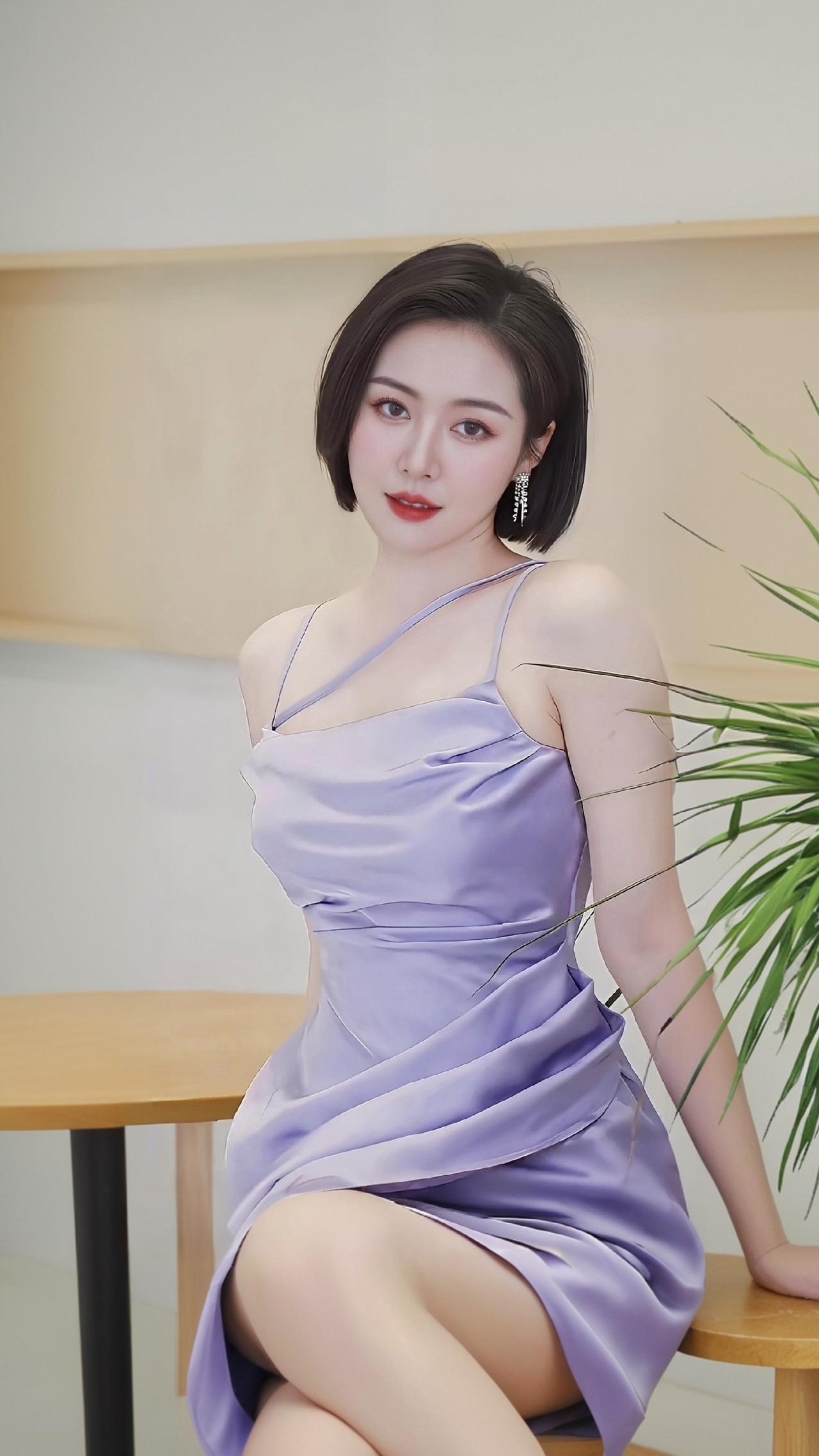 紫裙轻扬，楼梯间回眸一笑，优雅与自信，是最迷人的风景线。