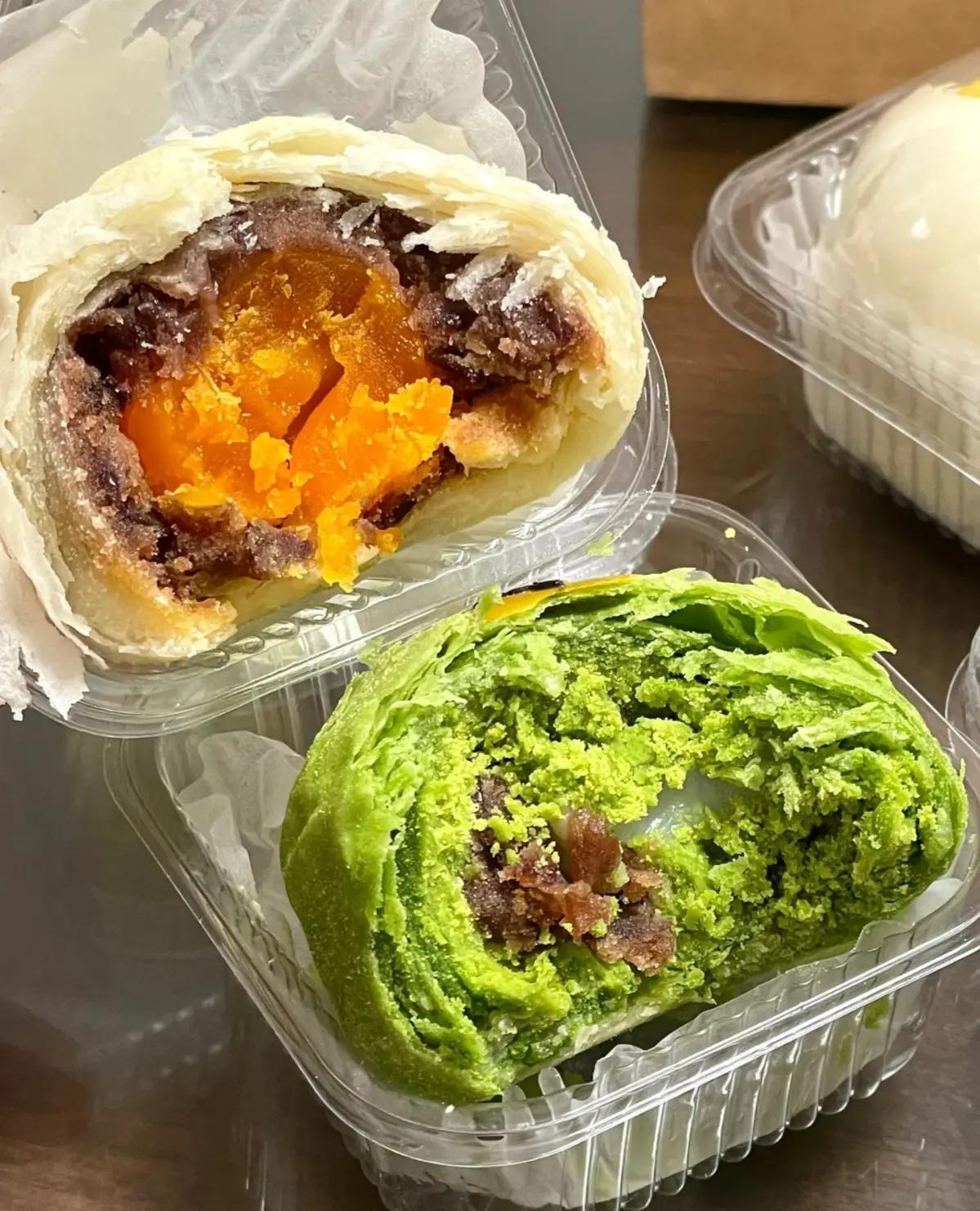 这个蛋黄酥看着就好美味啊