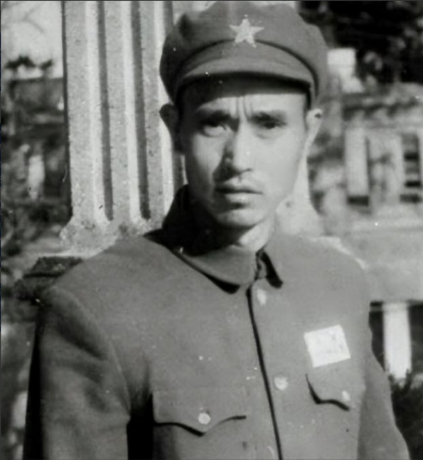 1947年，一名解放军师长，大腿根部受伤住院，这时，一19岁女护士来到他的病房，