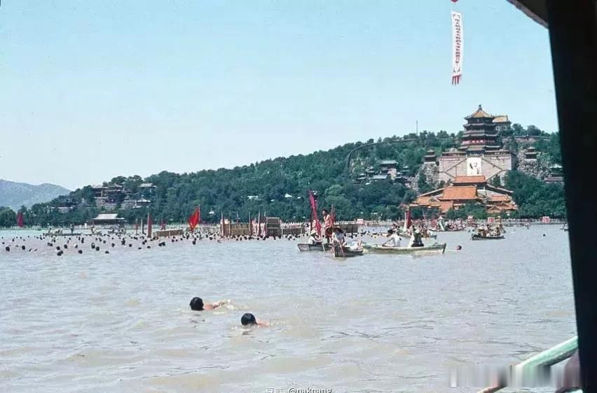 1967年7月16日，北京颐和园，纪念毛主席游泳横渡长江一周年活动。