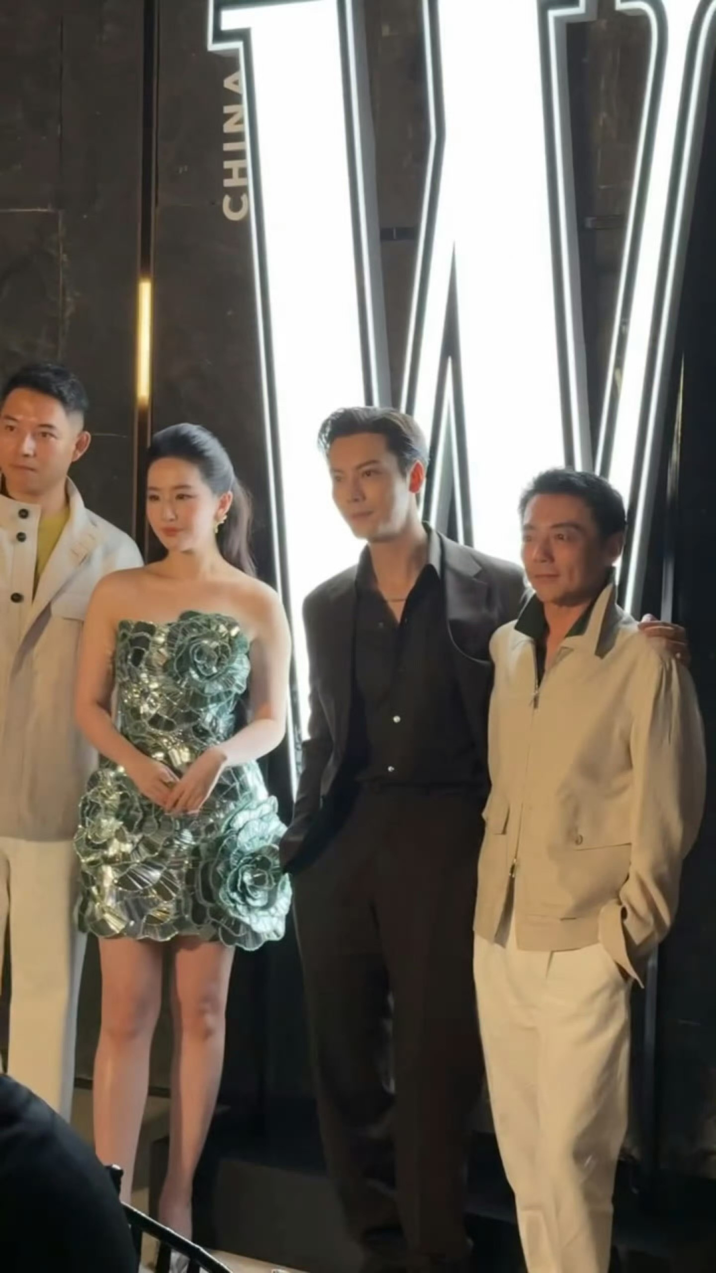 刘亦菲陈伟霆打招呼合影，真的很像豪门继承人晚宴会晤啊！特别老钱风的两位