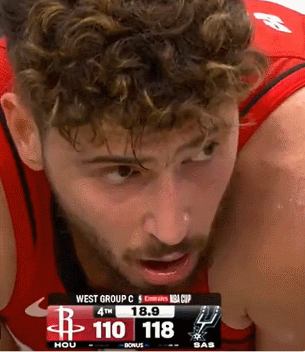 申京在垃圾时间偷袭文班，这好吗？这不好。​​​