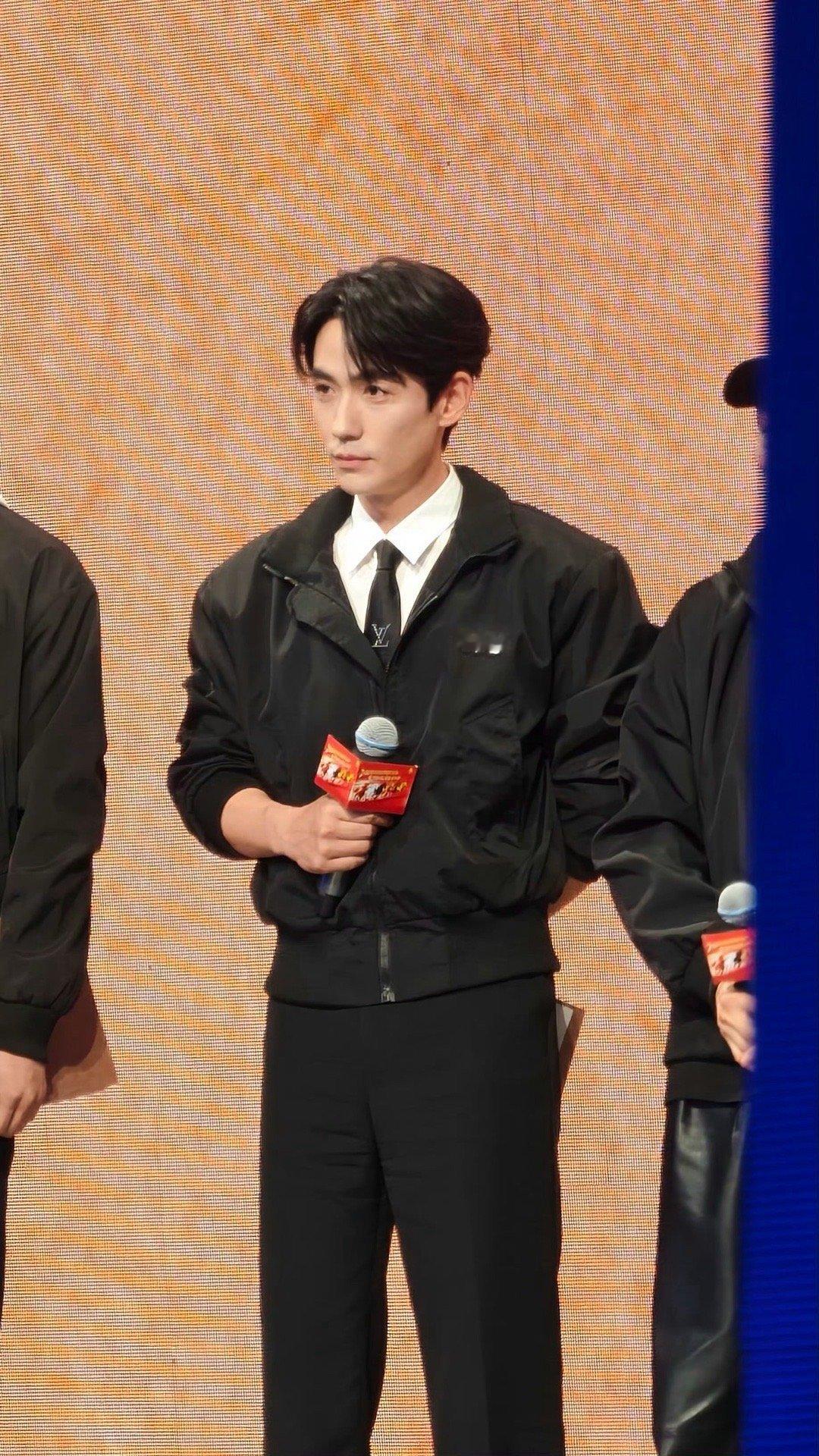 张艺谋说早就想和朱一龙合作了直言早想合作却错过，盛赞他具备好演员所有素质，情感