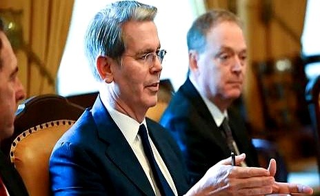 美国一位部长在发言中提到，美国在最困难的时候，中国并没有抛售美债，换句话说，就是