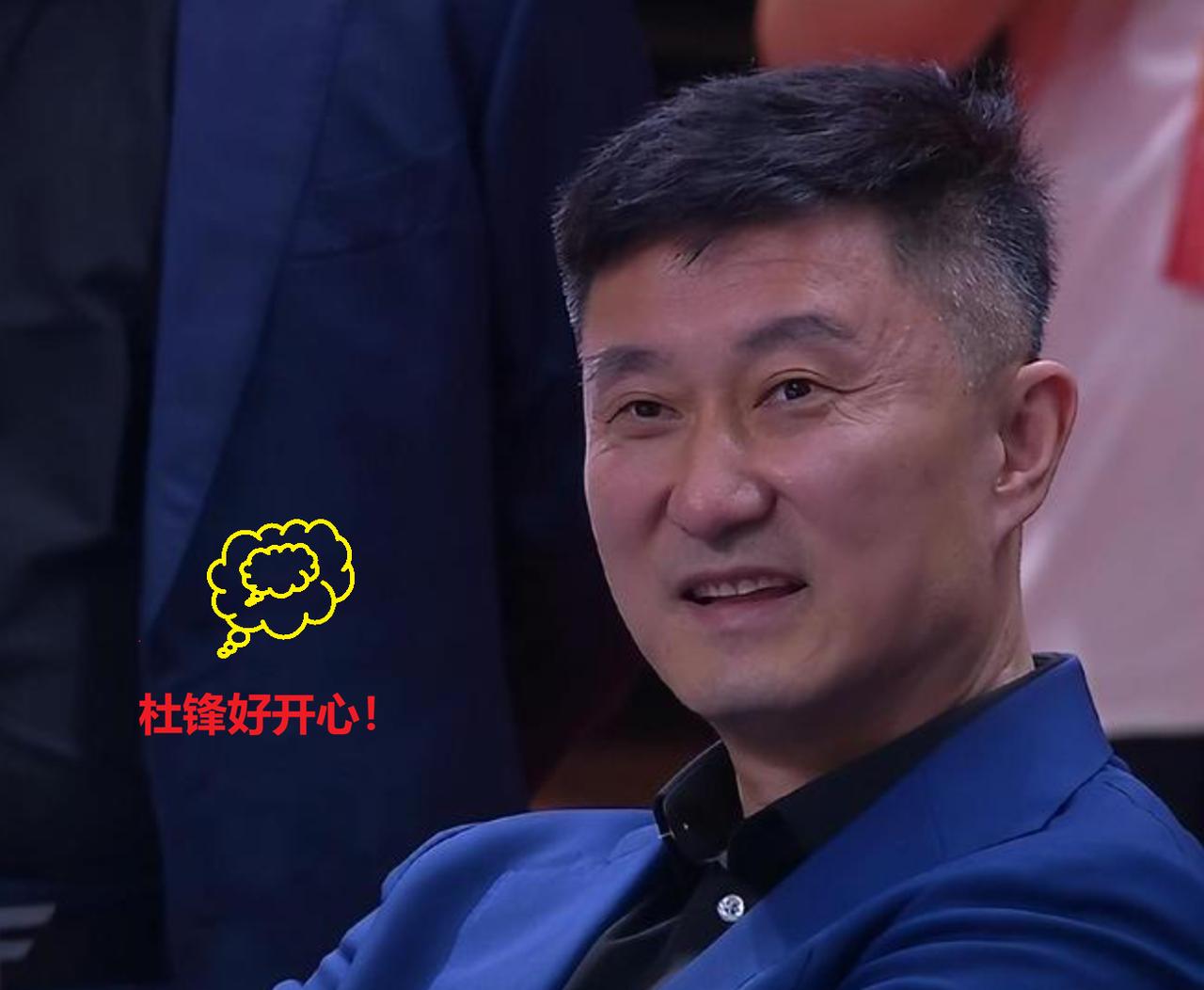 杜锋为徐昕感到开心！众所周知，徐昕前面四年的CBA职业生涯，在杜锋的麾下度过，