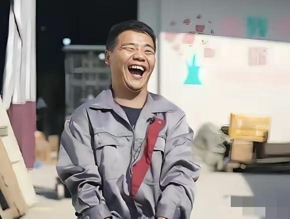 1998年，江苏一男子出生时高烧烧坏大脑成脑瘫，找工作时，负责人嘲讽他，男子强忍