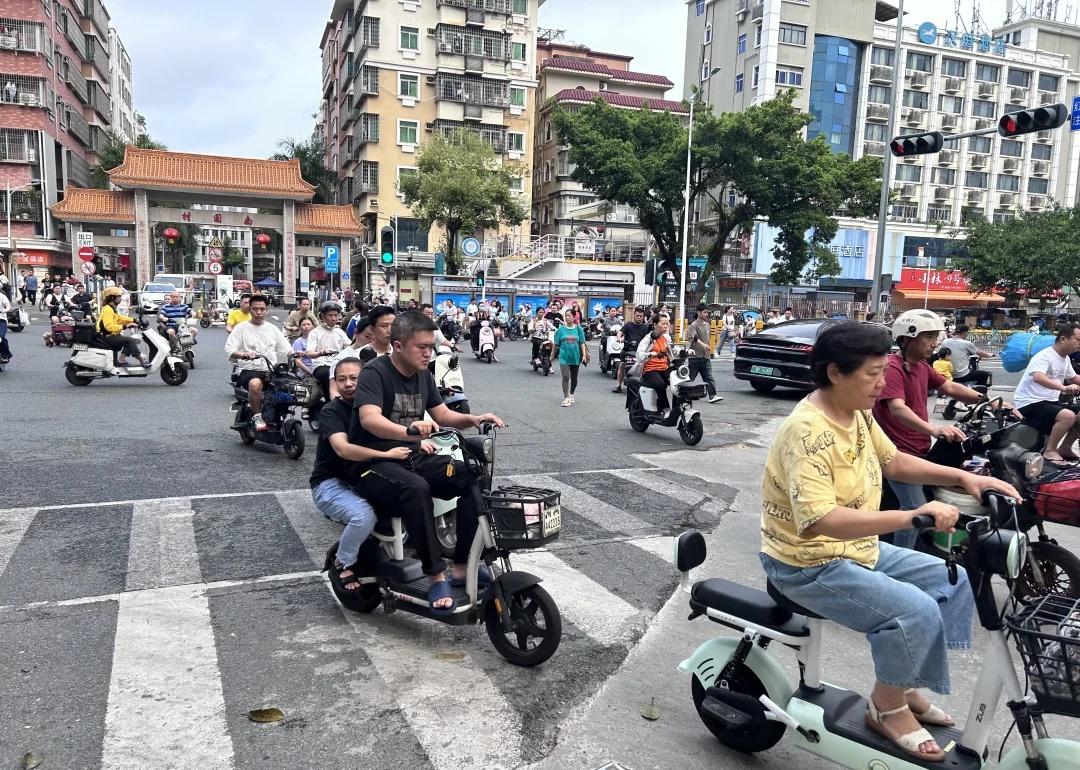下车时请注意电动自行车来深圳一周被电动车大军震惊只有深圳的司机在下车的时候会