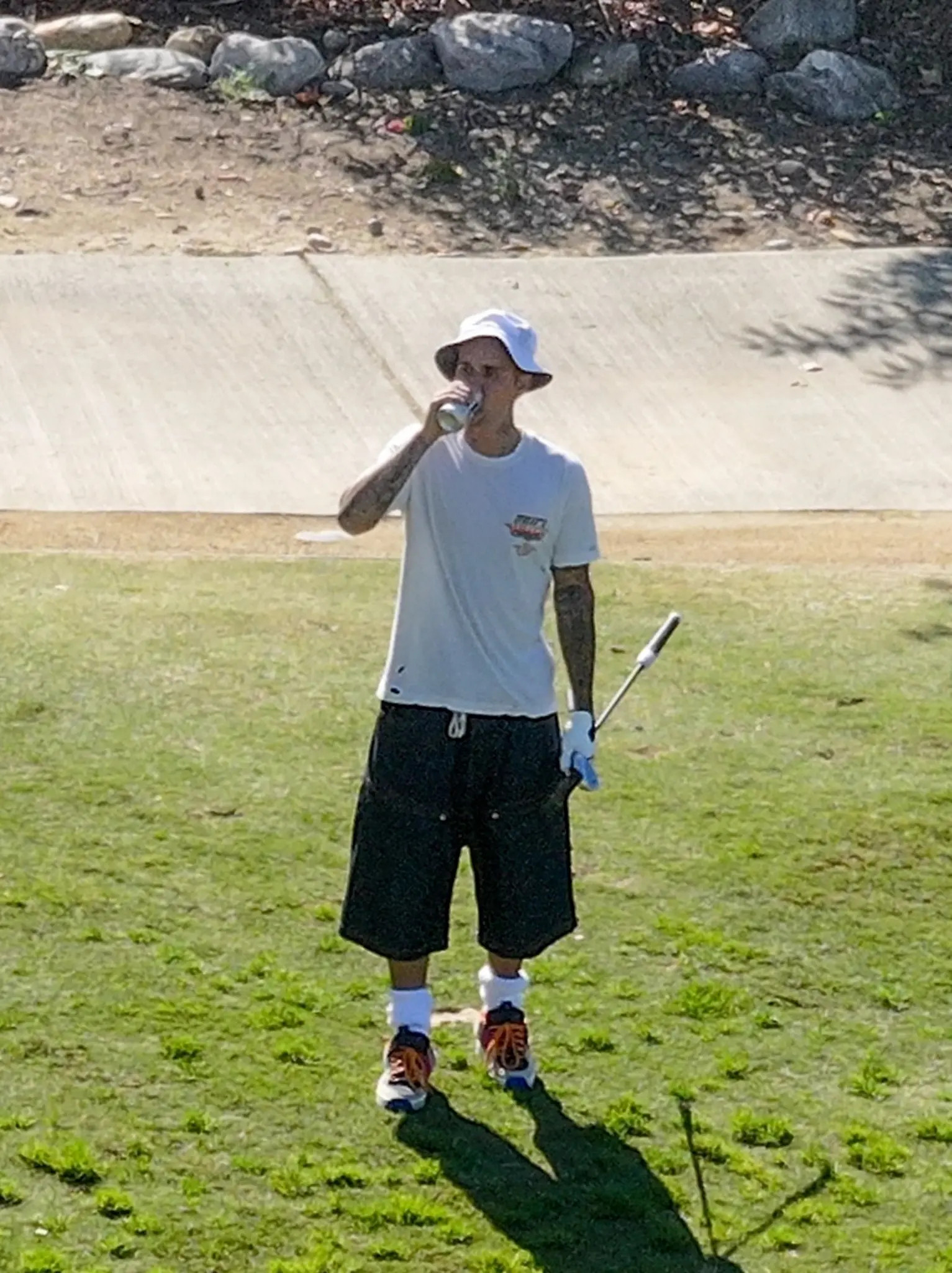 比伯撒野尿被拍！！！狗仔拍到比伯打高尔夫球时喝了啤酒，没憋住在高尔夫球场随地大小