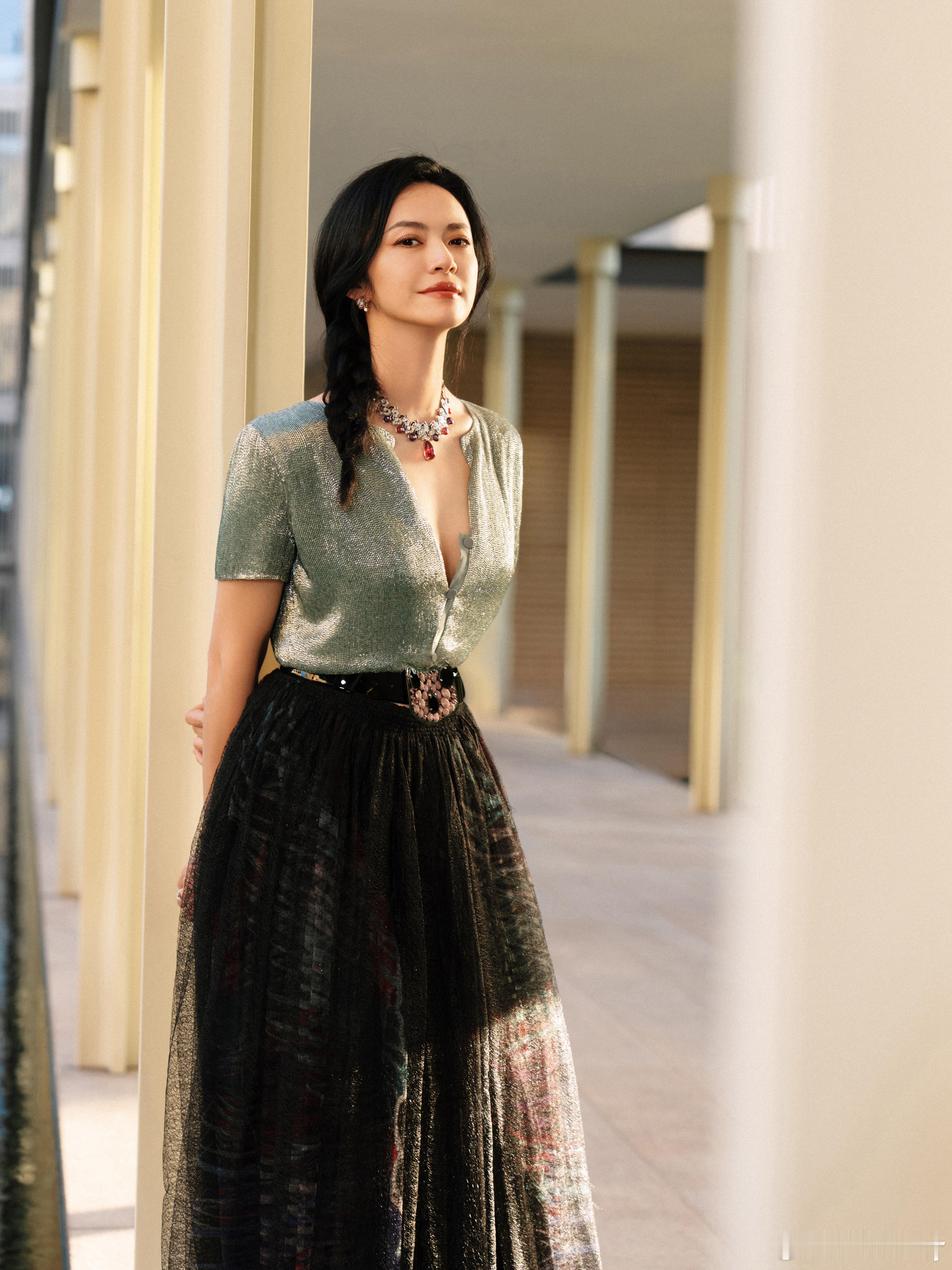 姚晨身着ArmaniPrivé2017秋冬高级定制亮相金鸡奖红毯，丝绒与纱质交