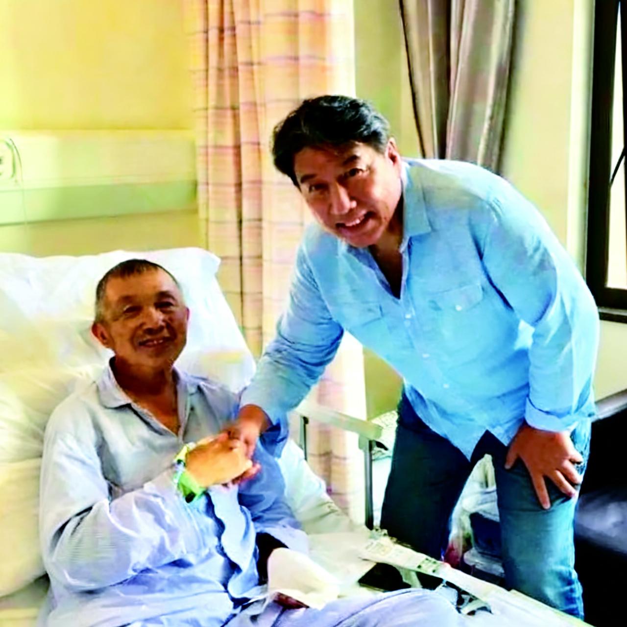 粟裕小儿子粟寒生病重期间，一张罕见的留影，当时的他刚刚度过七十岁生日，就因为重病