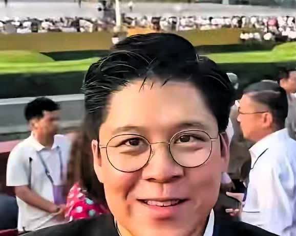郭晶晶现在估计后槽牙都要咬碎了。她怎么也不会想到，全家出席阅兵观礼唯